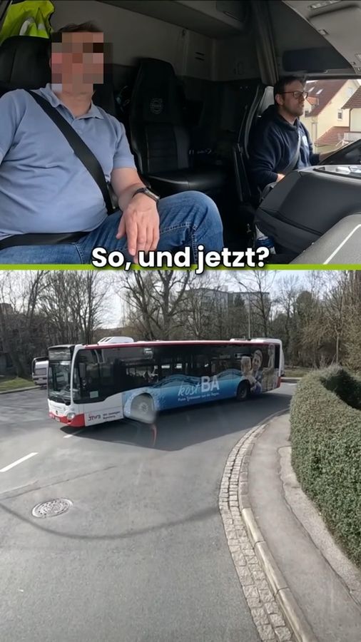 Dashcam-Reel aus dem Fahrschulauto, Verkehrssituation am Kreisverkehr