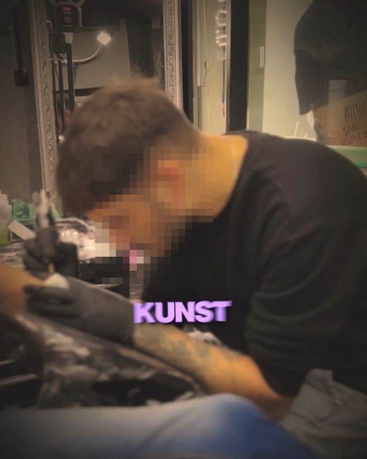 Tattoo-Studio bei der Arbeit, Gesicht anonymisiert